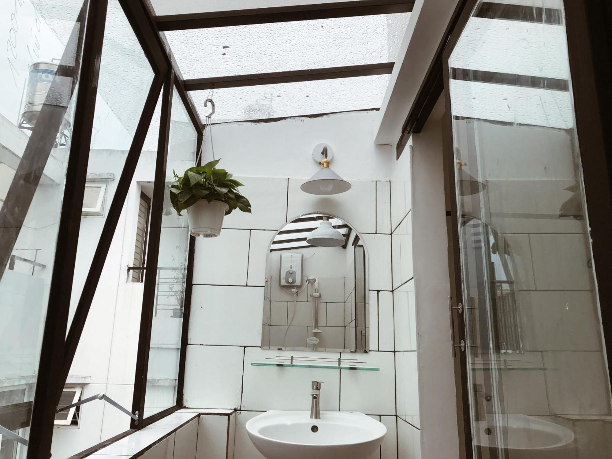 Moonie House Saigon - In Cbd, Cool Ac, Free Laundry, Free Drinking Water